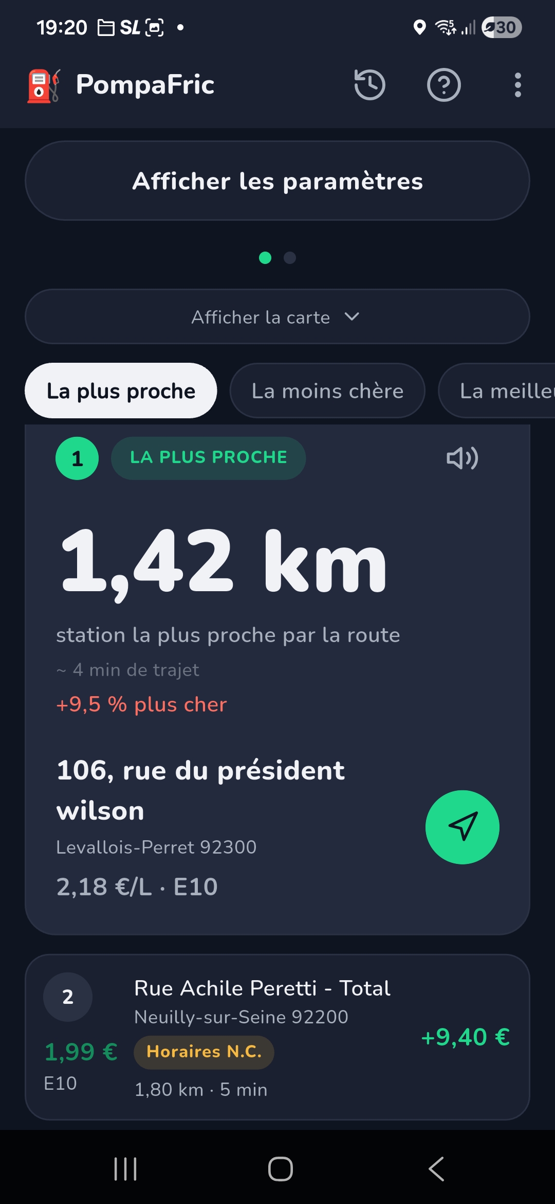 Tri « La plus proche » : la station la plus proche par la route s'affiche en grand avec sa distance, son adresse à Levallois-Perret et son prix au litre, et un repère «&nbsp;plus cher que la championne&nbsp;» en pourcentage.